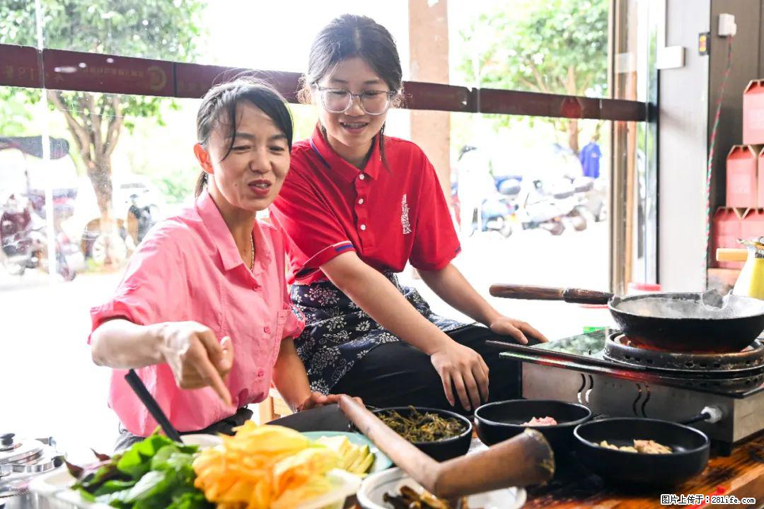 全网追的“扁担女孩”,找了一份暑假工,时薪12元 - 贵港生活资讯 - 贵港28生活网 gg.28life.com