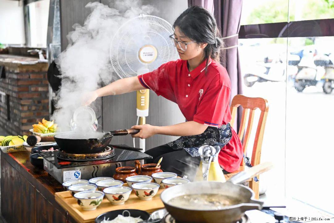 全网追的“扁担女孩”,找了一份暑假工,时薪12元 - 贵港生活资讯 - 贵港28生活网 gg.28life.com